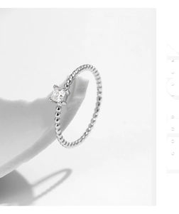 Détail de la bague en argent S925 perlée avec moissanite carrée de couleur D