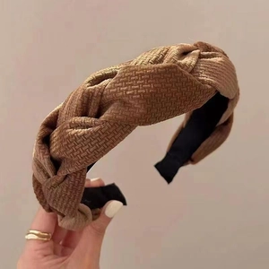 Serre-tête tressé marron pour femmes avec rembourrage épais et texture douce