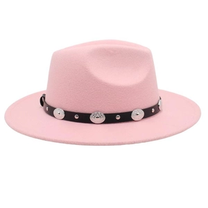 Detail eines rosa Wollhutes mit schwarzem Lederband und silbernen Metallverzierungen