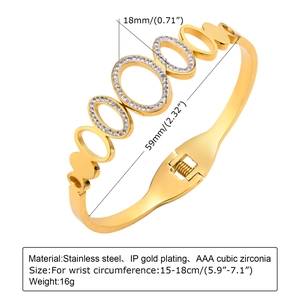 Détail d'un bracelet doré à maillons ovales avec chiffres romains et zircons