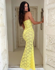 Gros plan détaillé sur la dentelle jaune et la coupe sirène de cette robe longue sexy