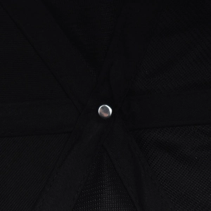 Detail van de binnenkant van een zwarte honkbalpet met versterkte naden en een metalen knop