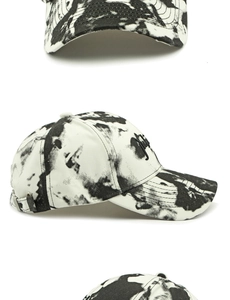 Détails d'une casquette tie-dye avec broderie 3D et boucle de réglage en métal