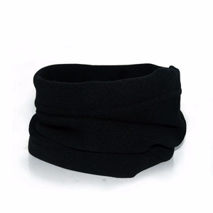 Détail d'un tour de cou en polaire noire montrant la texture douce et thermique