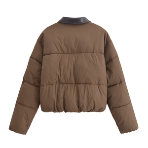 Vista posteriore del piumino marrone da donna con colletto in pelle patchwork