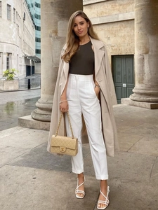 Pantaloni bianchi a vita alta da donna con trench kaki e canotta grigia vestibilità slim
