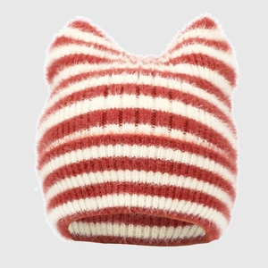 Detail der Katzenohren-Strickmütze mit rot-weißen Streifen und flauschiger Textur