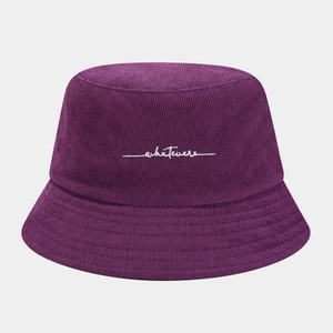 Detail van donkerpaarse corduroy vissershoed met wit 'whatevere' geborduurd logo