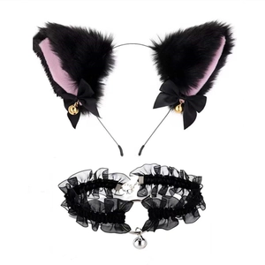 Détail de serre-tête oreilles de chat en peluche noire et tour de cou à clochette