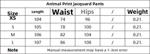 Tabla de tallas detallada para pantalones de jacquard con estampado animal y medidas