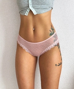 Gros plan d'une culotte en maille rose à pois avec bordure en dentelle sur mannequin