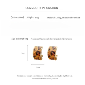Détails des boucles d'oreilles léopard en C avec tiges en argent S925 et alliage