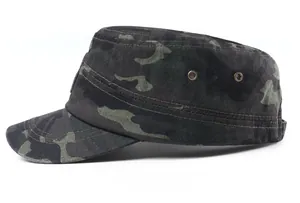 Vista laterale del berretto militare mimetico con occhielli in metallo e twill di cotone