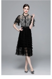 Détail de dentelle et tulle en mesh multicouche sur une robe élégante à volants gris noir