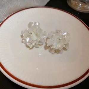 Boucles d'oreilles fleurs nacrées blanches au design floral rétro pour femme