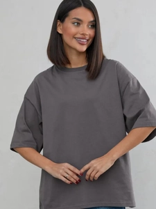 T-shirt oversize in cotone grigio scuro con spalle scese dal design moderno e minimalista