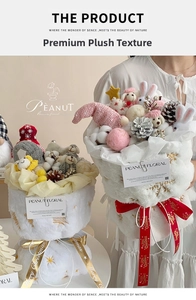 Détail d'un bouquet de peluches de Noël avec lapins, pommes de pin et ruban de fête