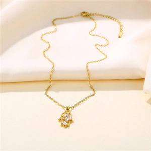 Hamsa-Hand-Halskette in Gold mit funkelnden Zirkonia-Kristallen auf feiner Kette
