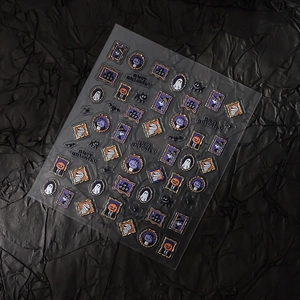 Détail de stickers à ongles Halloween avec motifs en relief de citrouille et fantôme