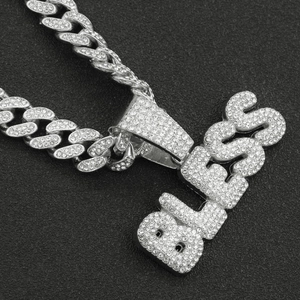 Silberne kubanische Kette mit funkelndem diamantbesetztem BLESS-Buchstaben-Anhänger