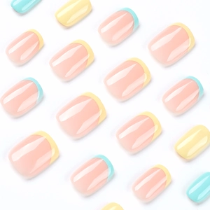 Französische Kunstnägel zum Aufkleben in Pastellgelb und Minzgrün mit Hochglanz-Finish