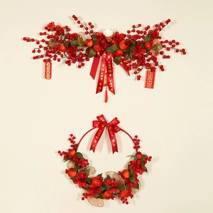 Ensemble couronne de Nouvel An avec baies rouges, grenade et feuilles de ginkgo dorées