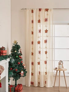Detail von Weihnachts-Spitzengardine mit gesticktem Weihnachtsstern und Glockendesign