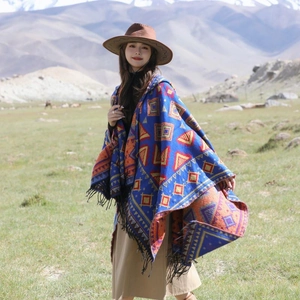 Châle à capuche bleu style ethnique avec motifs géométriques et glands pour voyage