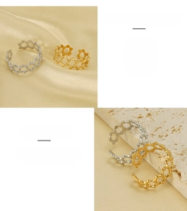 Détail de bagues géométriques évidées en acier inoxydable, finitions or et argent