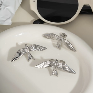 Ensemble bijoux hirondelle argenté avec bagues vintage et boucles d'oreilles oiseaux