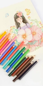 Dettaglio di matite colorate professionali con texture in legno e disegno vivace