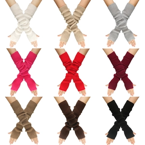 Gestrickte Armstulpen für Damen in neun Unifarben mit einem klassischen Rippstrick-Design