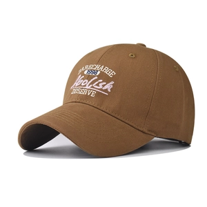 Gros plan sur casquette vintage marron avec broderie de lettres et texture en coton sergé