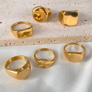 Collectie van minimalistische goudkleurige roestvrijstalen geometrische ringen in vele vormen
