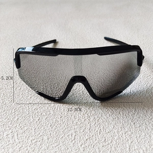 Kids sports sunglasses dimensions showing 12.5cm width and 5.2cm height on black frames