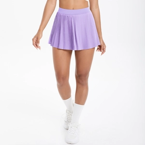 Detailansicht des hellvioletten Tennisrocks mit hoher Taille und Falten-Design