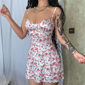 Minivestido blanco de flores con tirantes finos y estampado de rosas para mujer