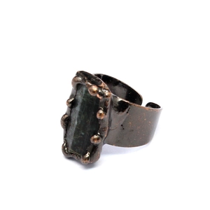 Macro shot of vintage raw agate druzy stone ring with textured copper bezel and open band