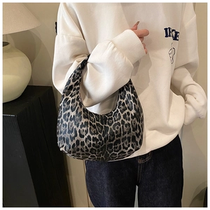 Vue détaillée du sac hobo à imprimé léopard tendance avec un design élégant en demi-lune