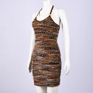 Dettaglio dell'abito marrone a maglia con scollo all'americana e paillettes dorate
