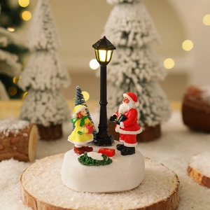 Dettaglio lampione luminoso con Babbo Natale e bambina su base innevata decorativa