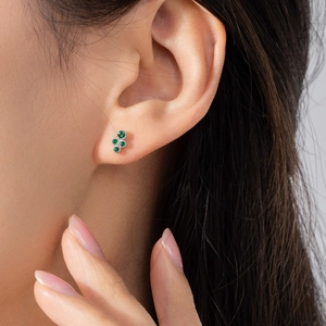 Elegante S925 Sterling Silber Mini Smaragd Kleeblatt Ohrstecker am Model getragen