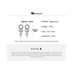 Détail montrant les dimensions et matériaux des boucles d'oreilles géométriques dorées