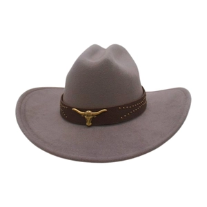 Détail d'un chapeau de cowboy en feutre gris avec ruban en cuir et emblème tête de taureau