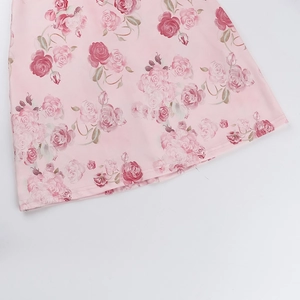 Detalle del vestido con estampado de rosas rosas que muestra costura y tela de cerca