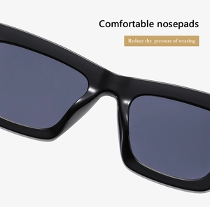 Detalle de cerca de las cómodas almohadillas integradas en gafas de sol cuadradas negras retro.