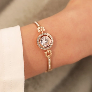 Elegant gold bangle featuring a large round zircon and U-shaped horseshoe buckle design