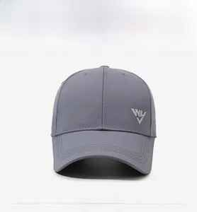 Vista frontale di un cappellino da baseball grigio per outdoor con ricamo alla moda