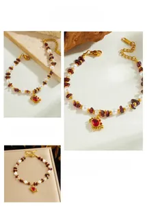 Détail d'un bracelet en perles et grenat avec un pendentif en forme de crabe doré