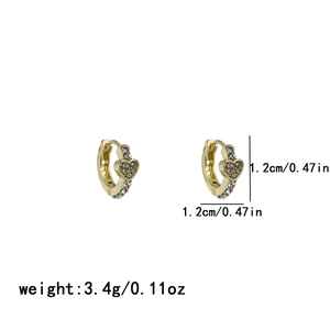Détail de boucles d'oreilles cœur dorées avec strass, taille 1,2 cm et poids 3,4 g
